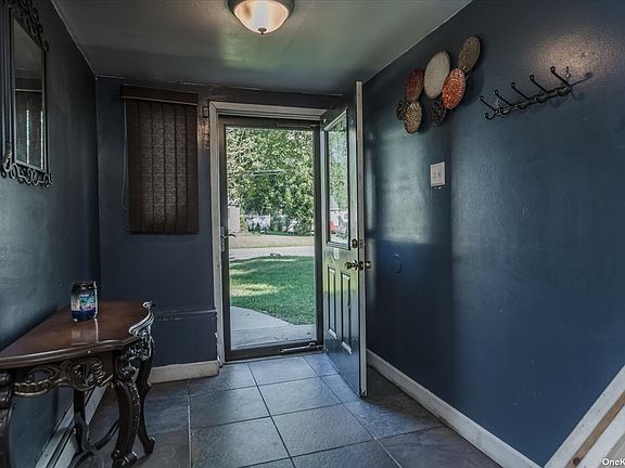 4th image of 646 Narragansett Ave