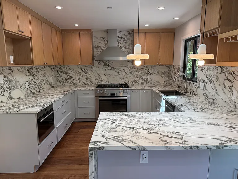 2428 Lincoln Ave — Photo 3