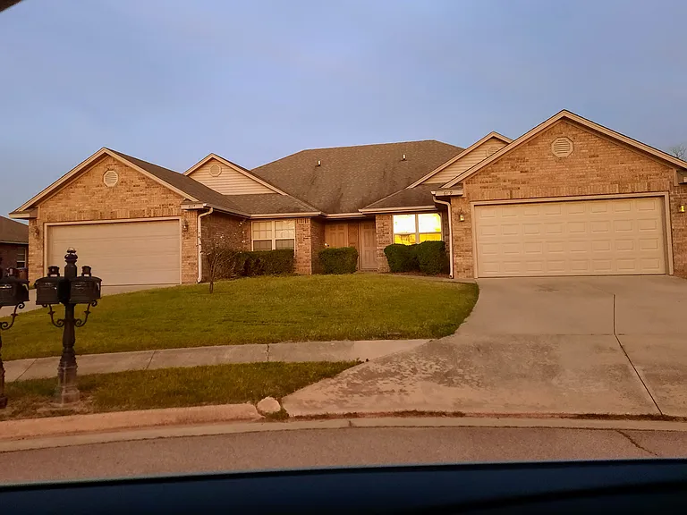6117 White Oak Cir — Photo 1