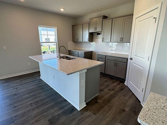 3rd image of 481 Melissa Dr