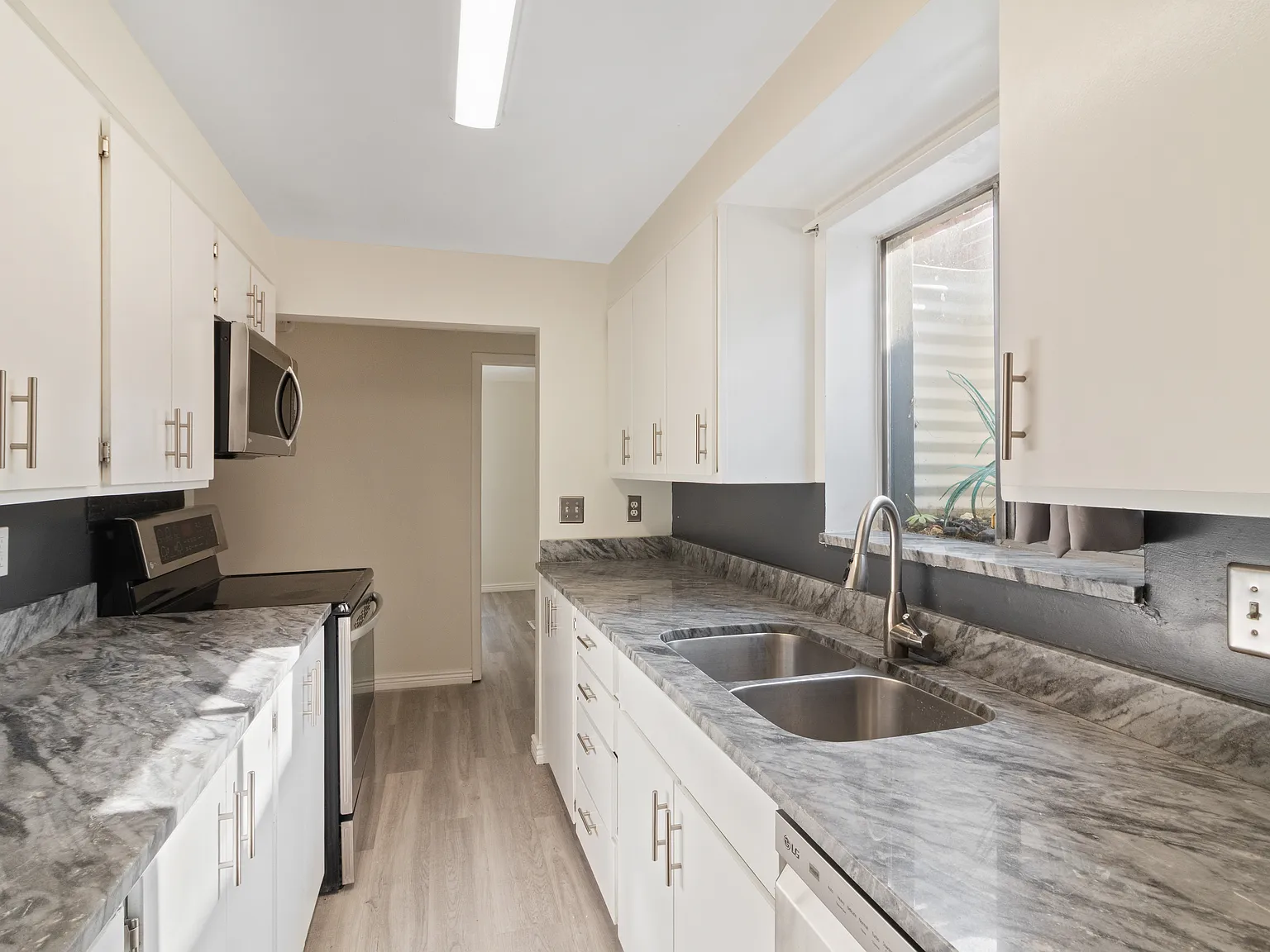 3 bed, 950 sqft, $1,785 — Photo 3