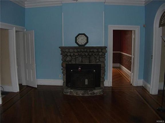5th image of 146 S Church St