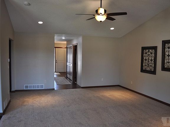 3rd image of 25 W Venetian Dr