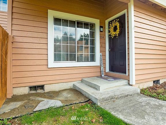 3rd image of 654 Malibu Dr SE