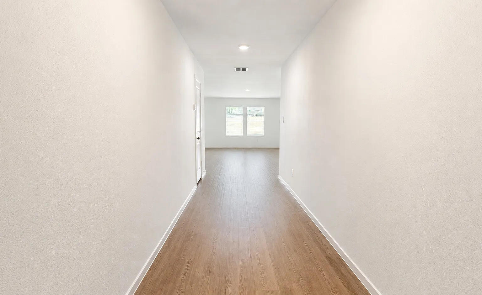 4 bed, 2056 sqft, $2,425 — Photo 3