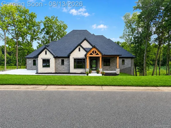 1059 Iroquois Trl, Oxford, MI 48371