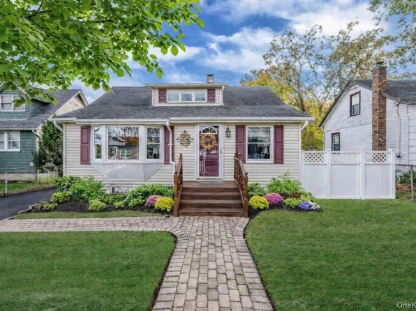 38 Roslyn Street, Islip Terrace, NY 11752