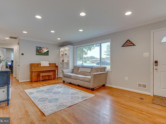 5th image of 2406 Phillips Dr