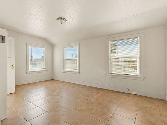 3rd image of 516 W Macarthur Blvd #2