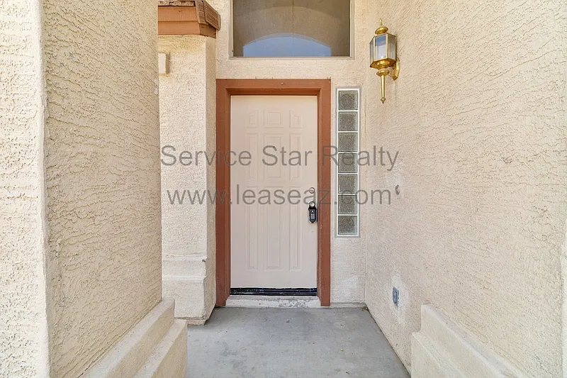 4 bed, 2.5 bath, 2024 sqft, $1,950 — Photo 3