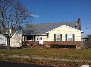 11 Edmore Ln S, West Islip, NY 11795
