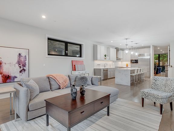 3rd image of 837 N Leavitt St #2
