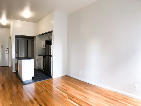 3rd image of 435 W 45th St APT 4D