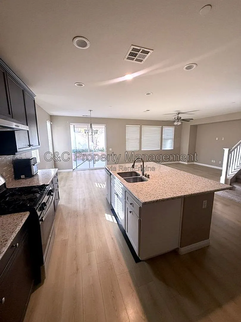3 bed, 2.5 bath, 1945 sqft, $4,000 — Photo 3