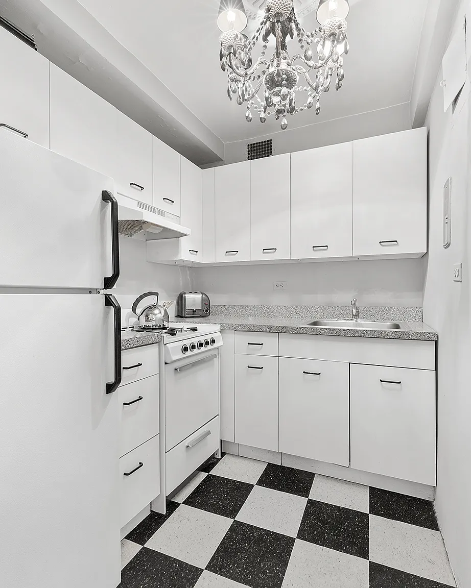 430 West 34th Street — Photo 4