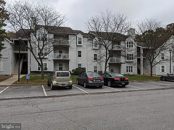 423 Ashton Ln — Photo 2