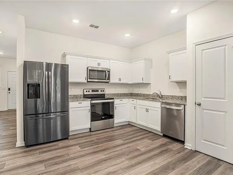 1502 Vernon Blvd — Photo 8