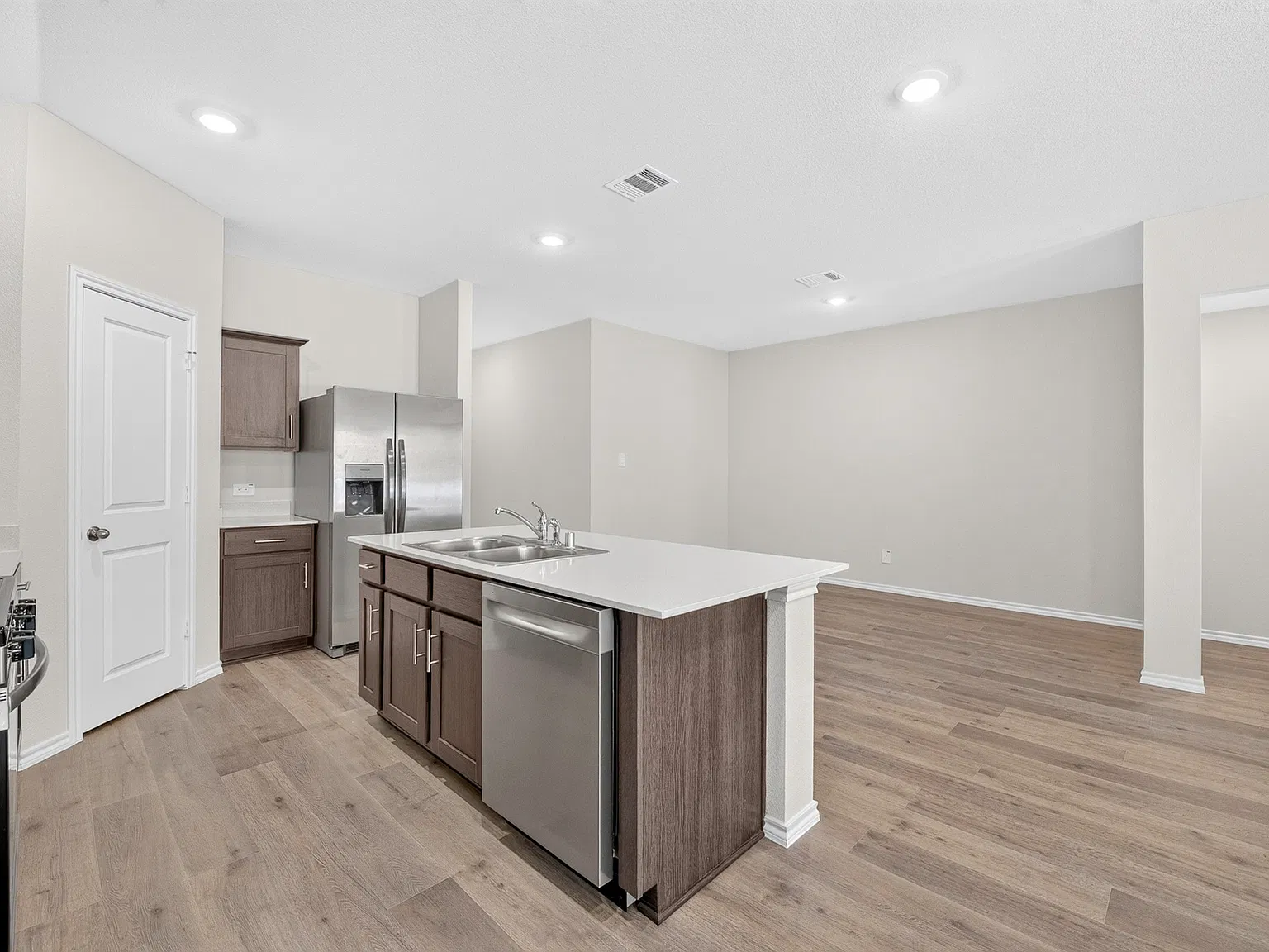 4 bed, 1727 sqft, $1,995 — Photo 4