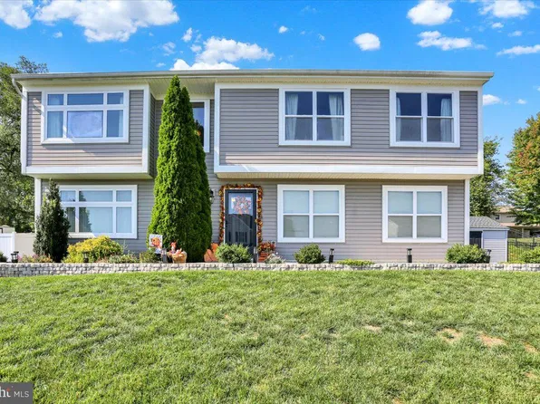 82 Nantucket Dr, Reading, PA 19605