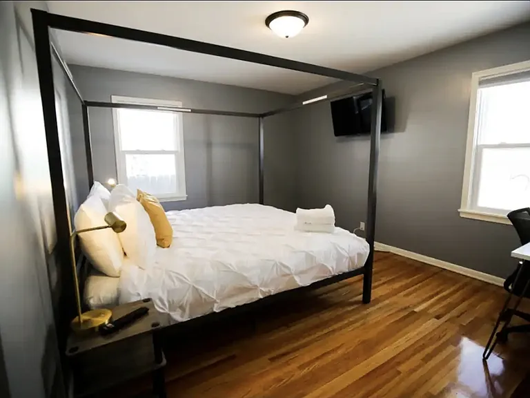 Master bedroom with 1 king size bed