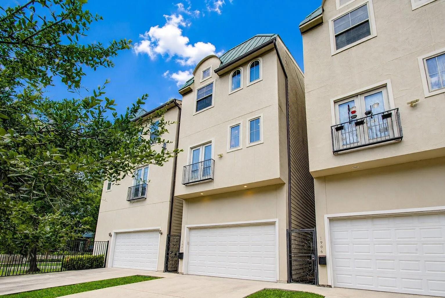 3 bed, 3.5 bath, 2223 sqft, $3,295 — Photo 1