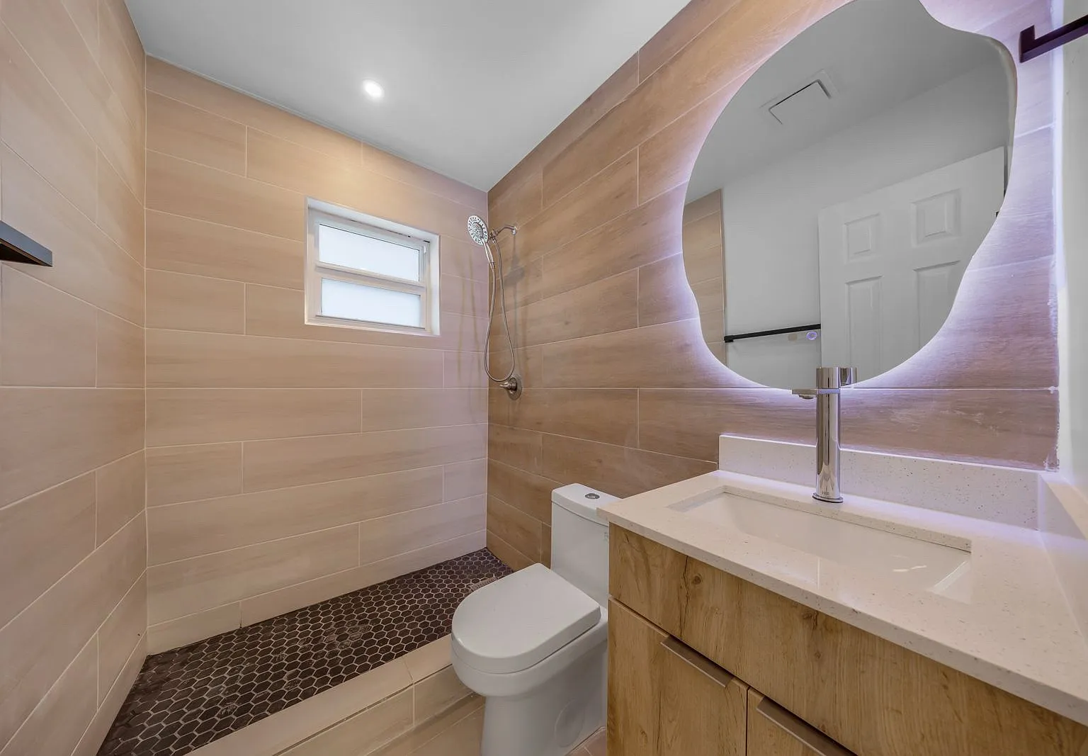 2 bed, 750 sqft, $2,100 — Photo 2