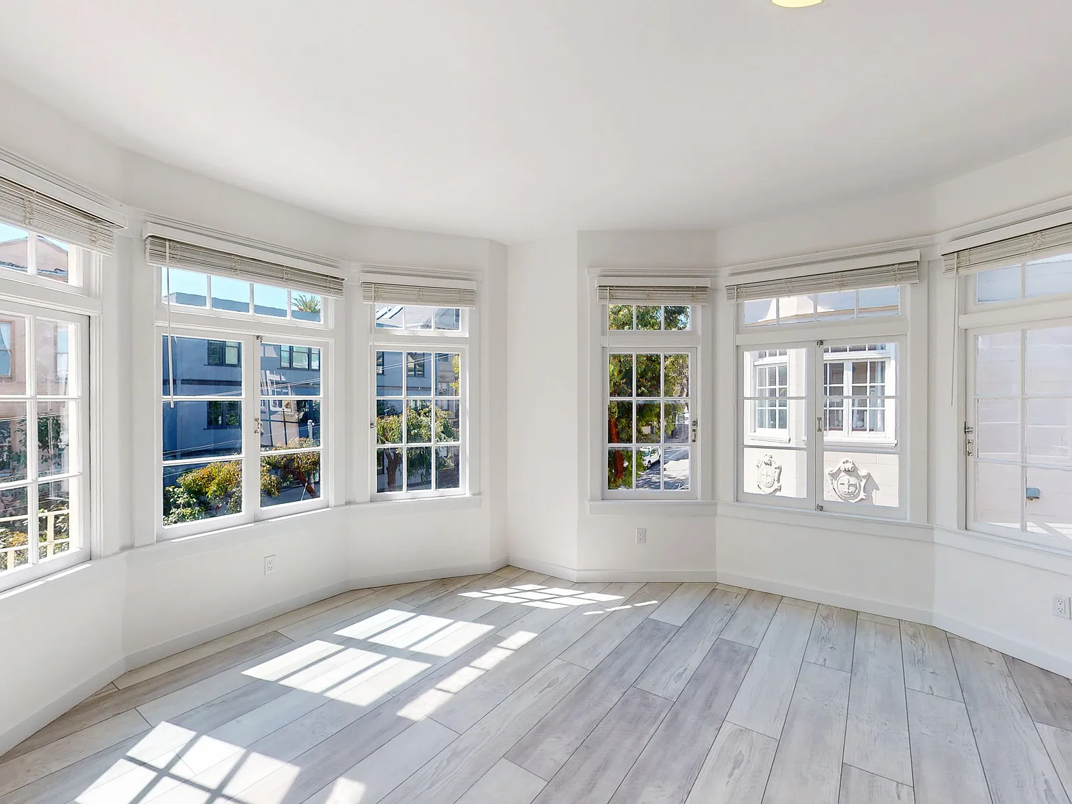 Spacious 2BR/2BA Near Alamo Square | In-Unit Laundry | Pet Friendly — Photo 2