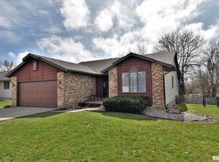 9 Taft Dr, Rochester, IL 62563