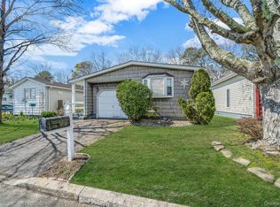 191 Village Circle W, Manorville, NY