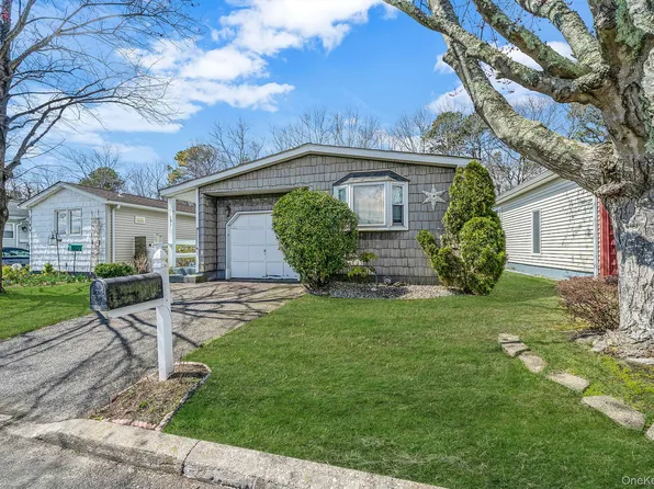 191 Village Circle W, Manorville, NY 11949