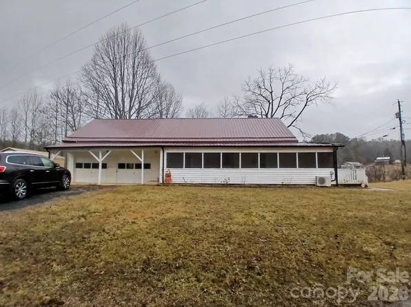 262 Blackberry Ln, Bakersville, NC 28705