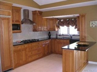 1923 Edward Ln, Merrick, NY 11566