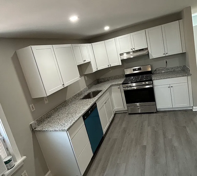 113 W 22nd St #3