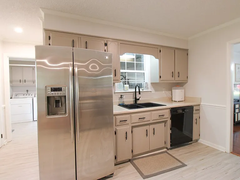 2821 Clayton Dr — Photo 4