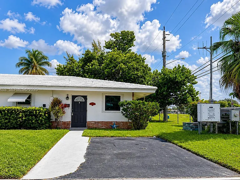 2401 NW 52nd St — Photo 15