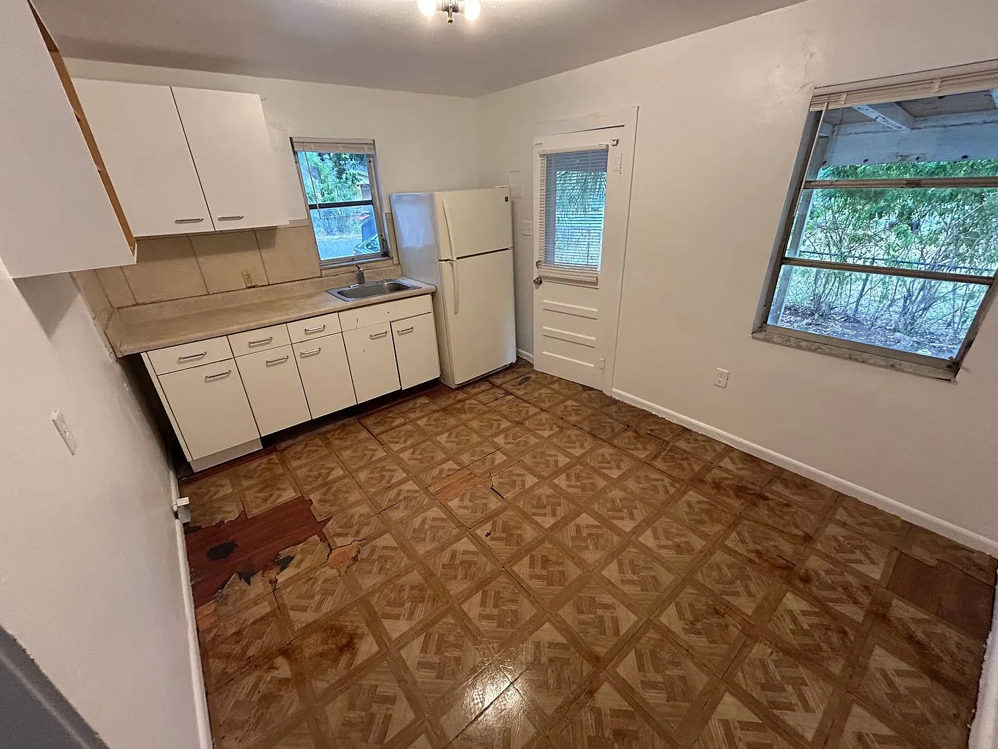 Cozy 2 bedroom home near local amenities — Photo 3