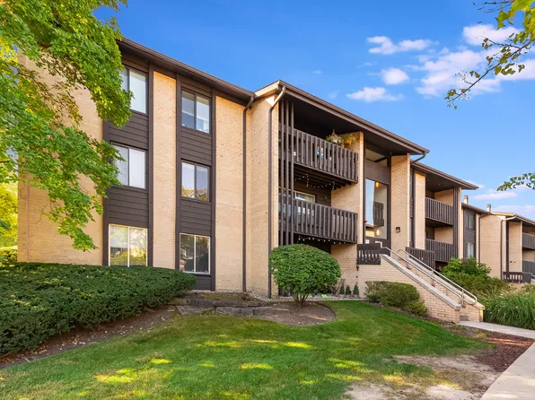 6165 Knoll Wood Rd APT 302, Willowbrook, IL 60527