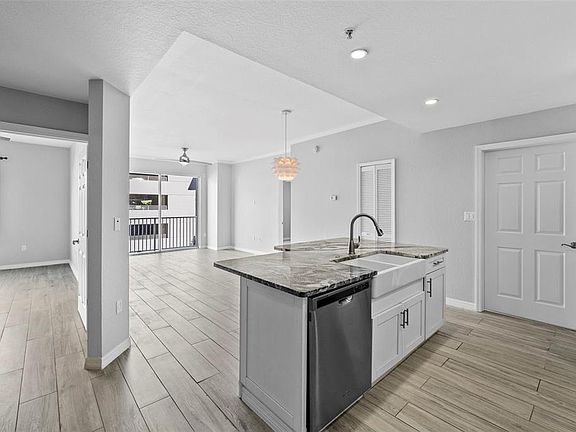3rd image of 700 HARBOUR ISLAND #238