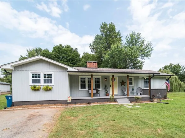 157 Taylor St, Yadkinville, NC 27055