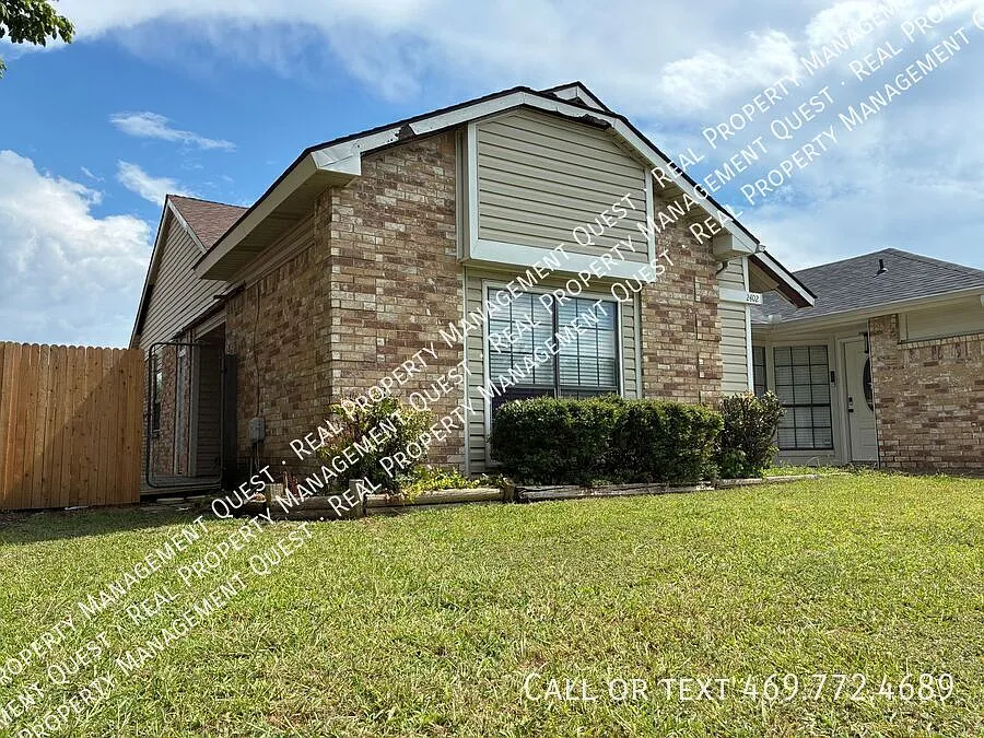 Charming 2BR/2BA duplex in Arlington, TX! — Photo 2