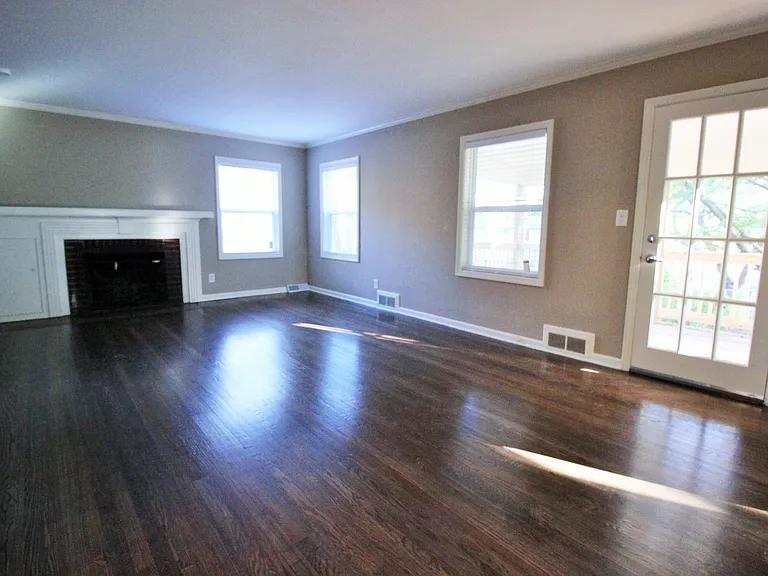 2101 W 79th Ter — Photo 2