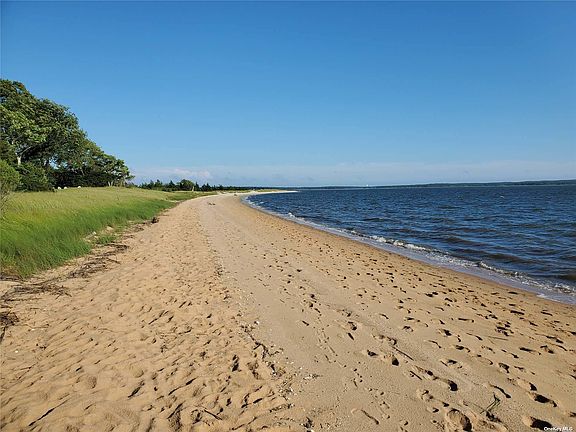2nd image of 175.0568 Peconic Bay Blvd