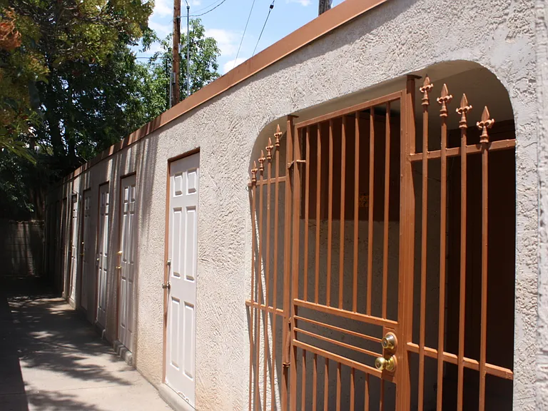 Large Quiet Two Bedroom — Photo 3