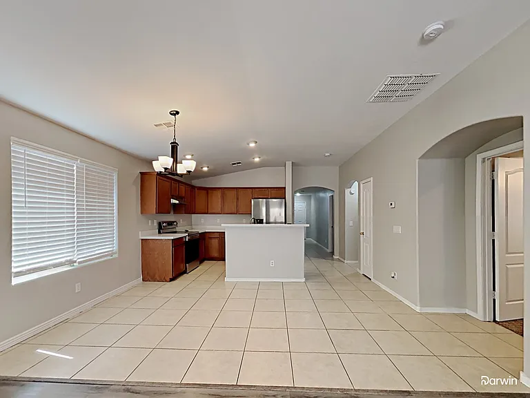 7911 S 48th Ln — Photo 3