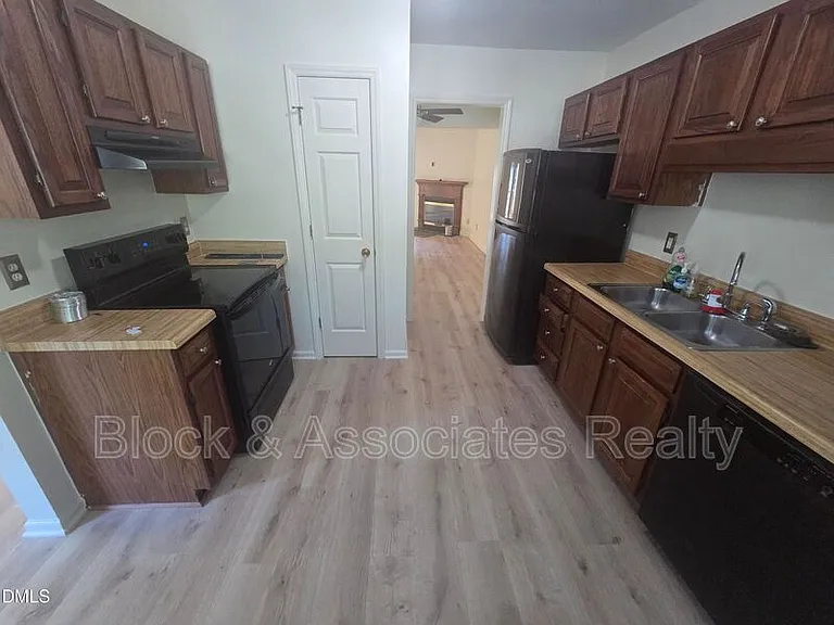 6550 Thetford Ct — Photo 13