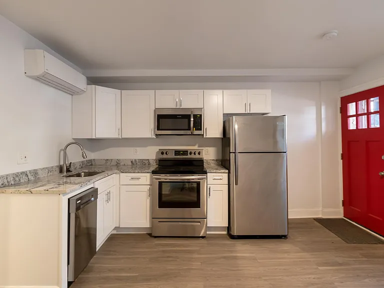 539 9th St SE #2 — Photo 6