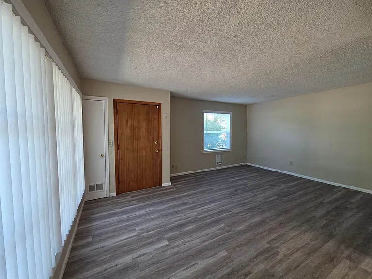 300 Federal Ln — Photo 1