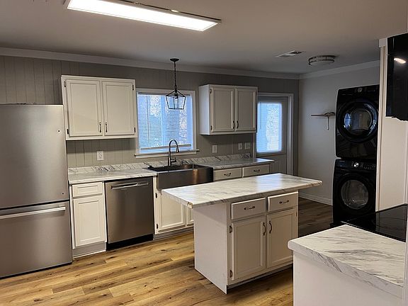 3rd image of 404 Hilltop Dr