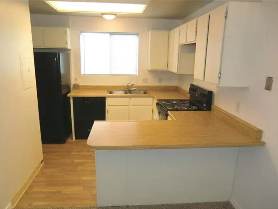 Nice big kitchen with lots of natural light