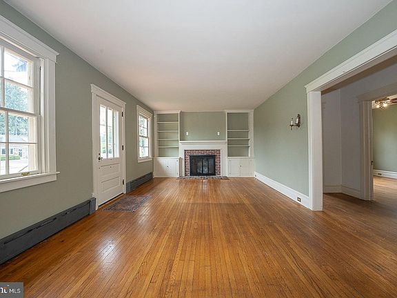 4th image of 307 Monument Ave